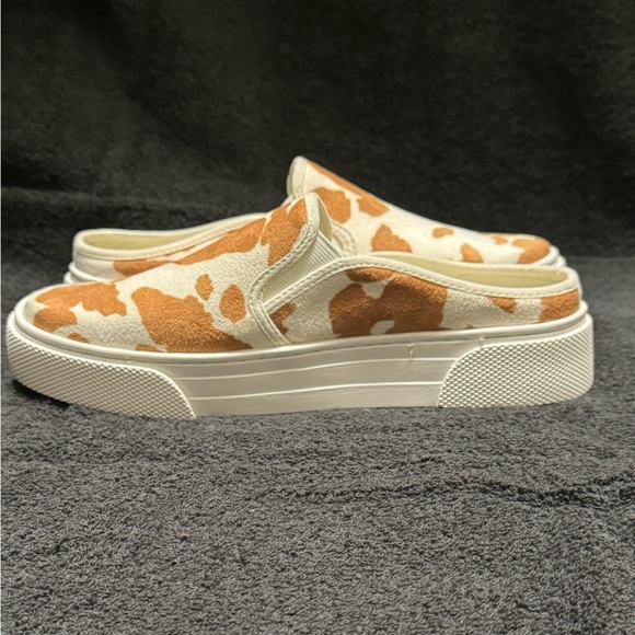 NWOT Nine West Cow Print Slip On Sneakers Size 7.5 - Picture 3 of 9